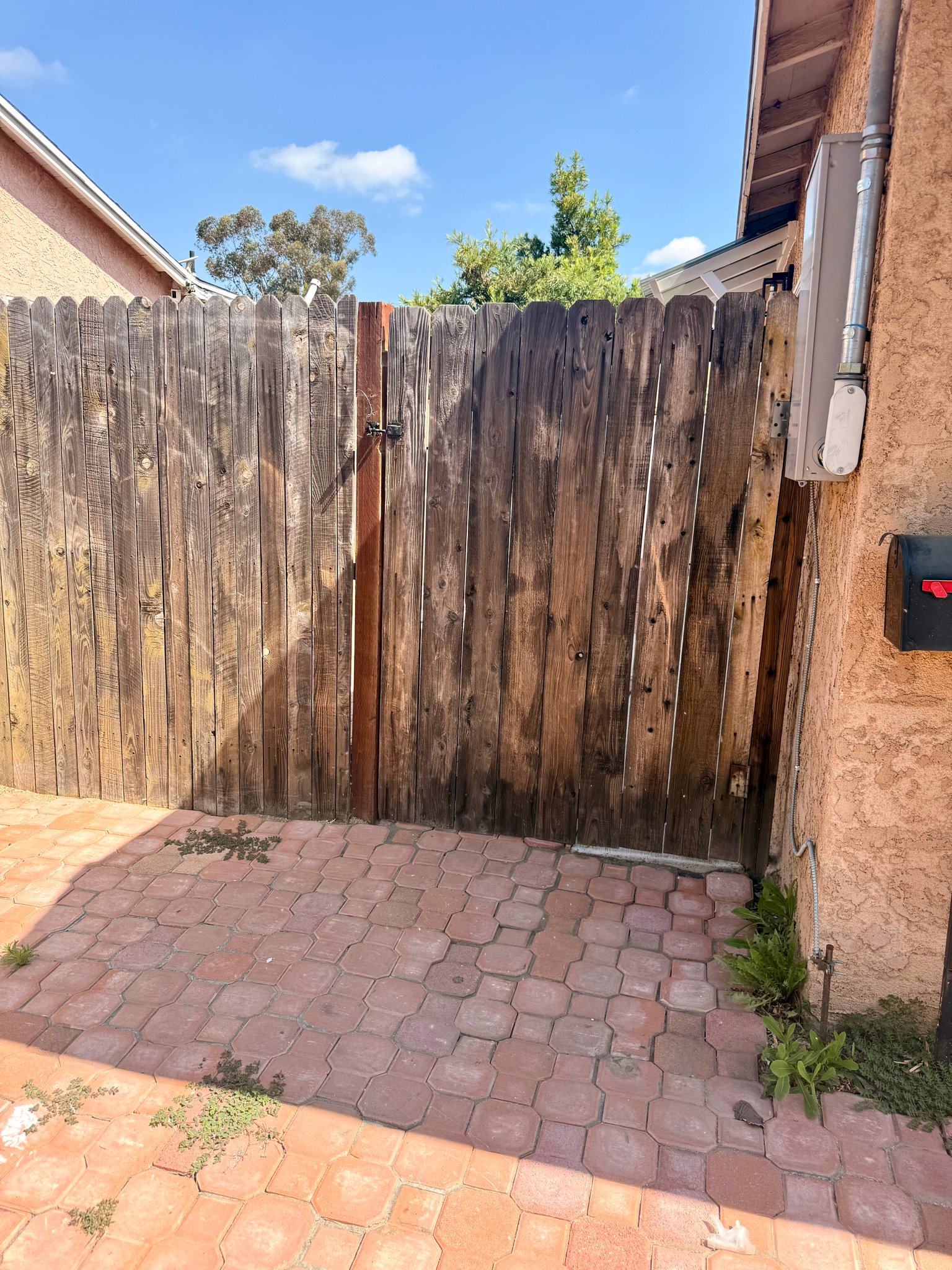mission hills House: 14643 Chatsworth st