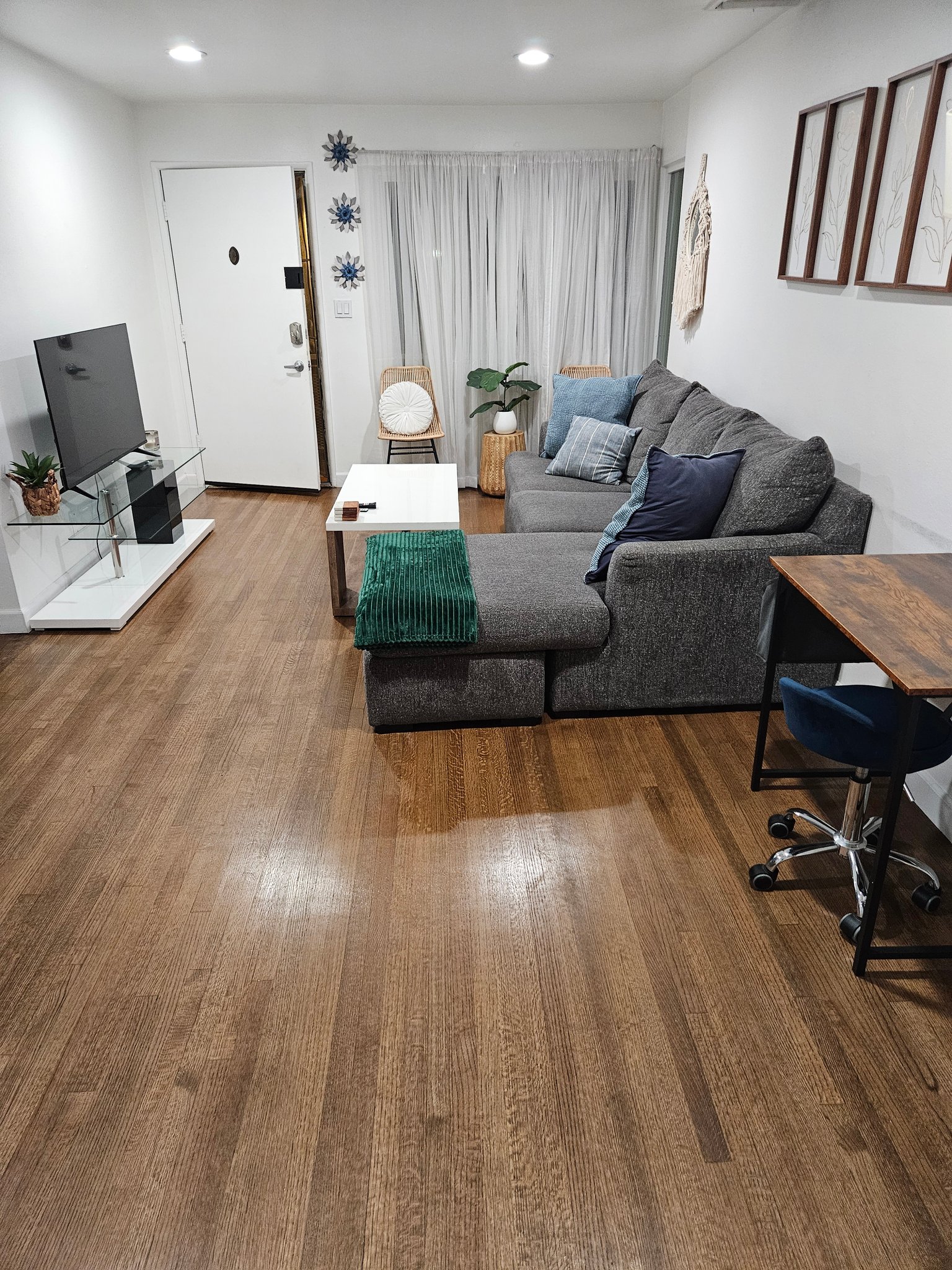 Long Beach Apartment: 1724 E 1st St
