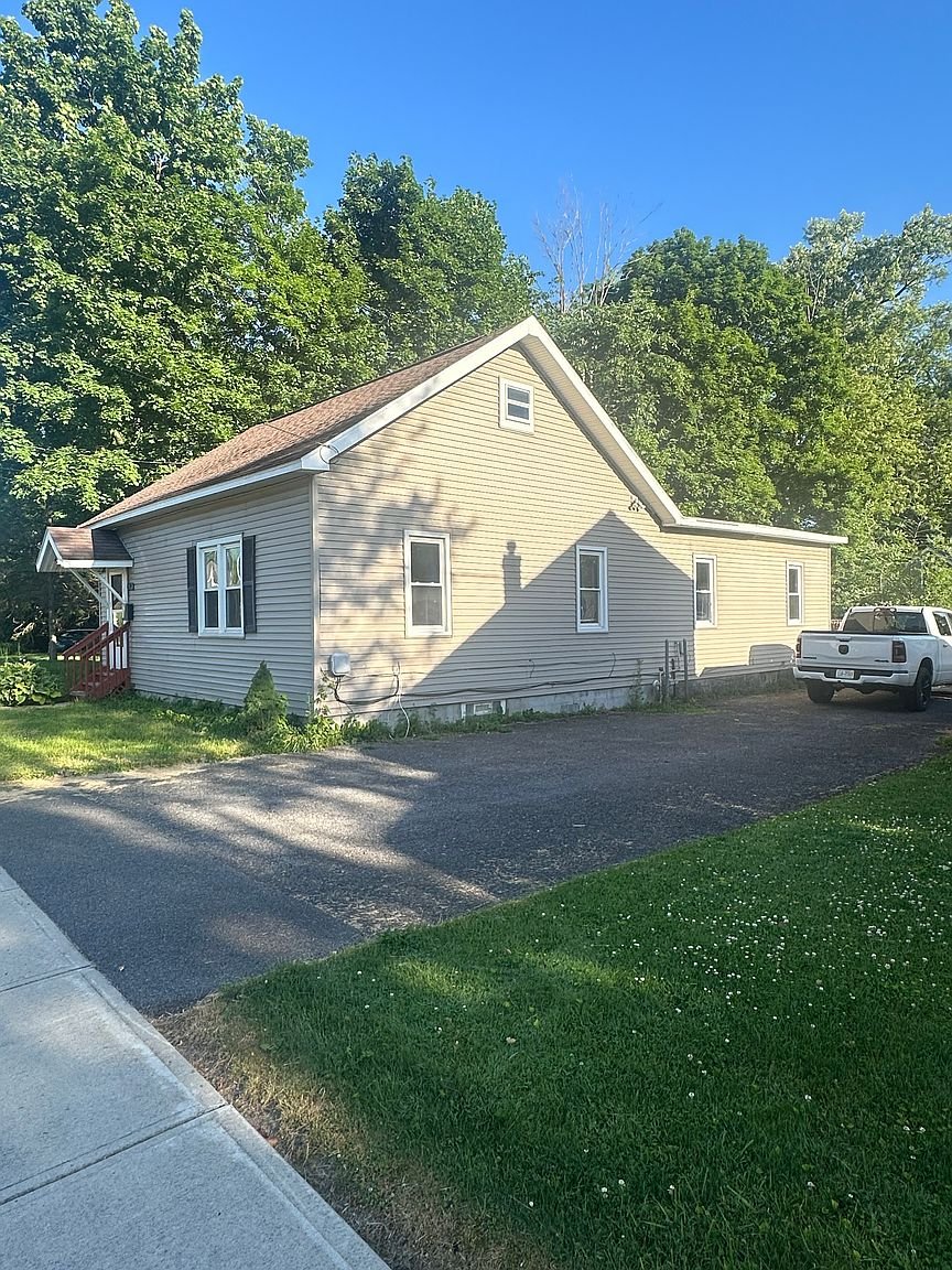 North Syracuse House: 207 Church St