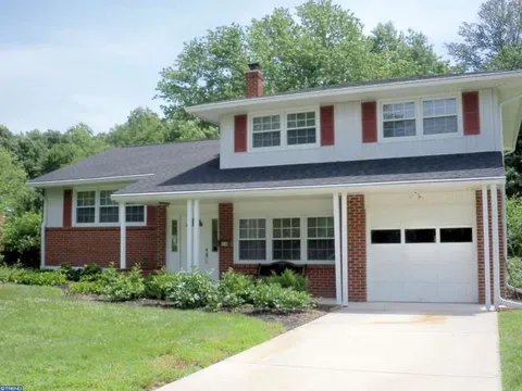 Dover House: 616 Oak Dr