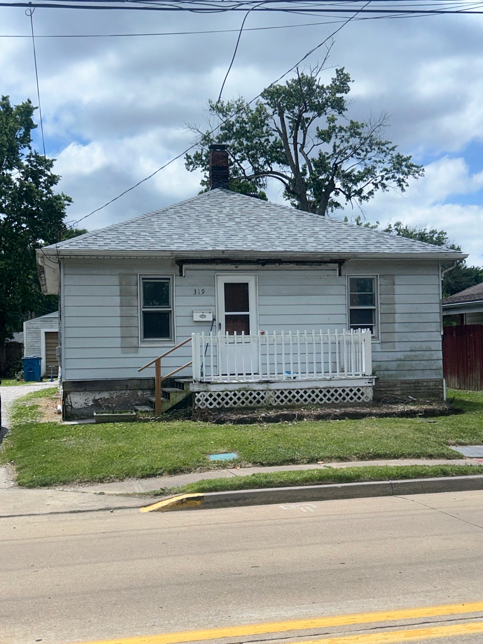 Bethalto House: 319 W Corbin St