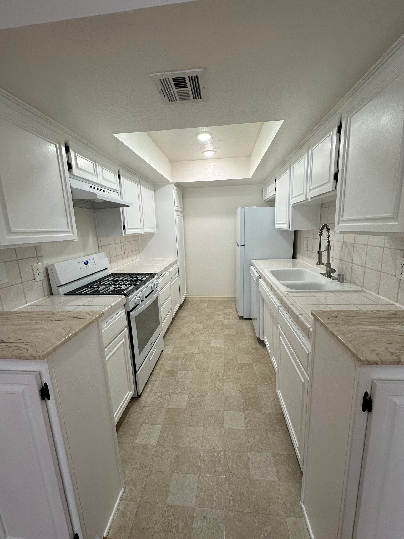 Los Angeles Apartment: 121 S Swall Dr