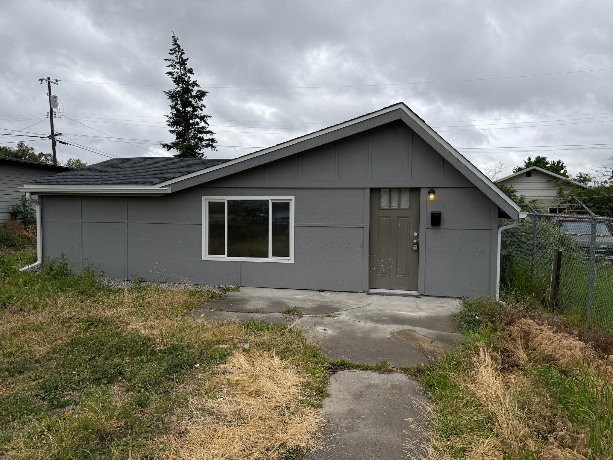 Spokane House: 3524 E Queen Ave