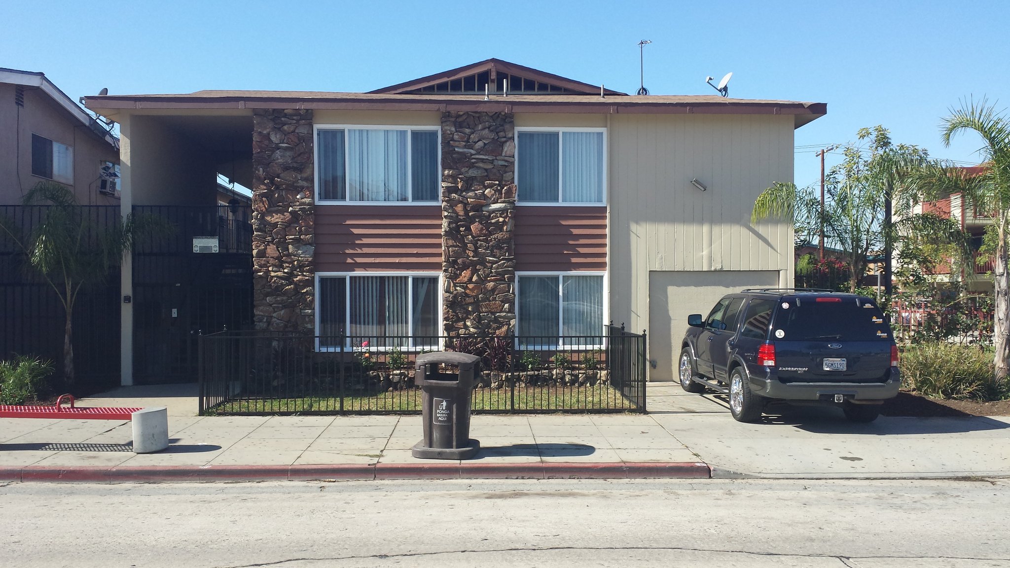 Long Beach Apartment: 1585 Pacific Ave