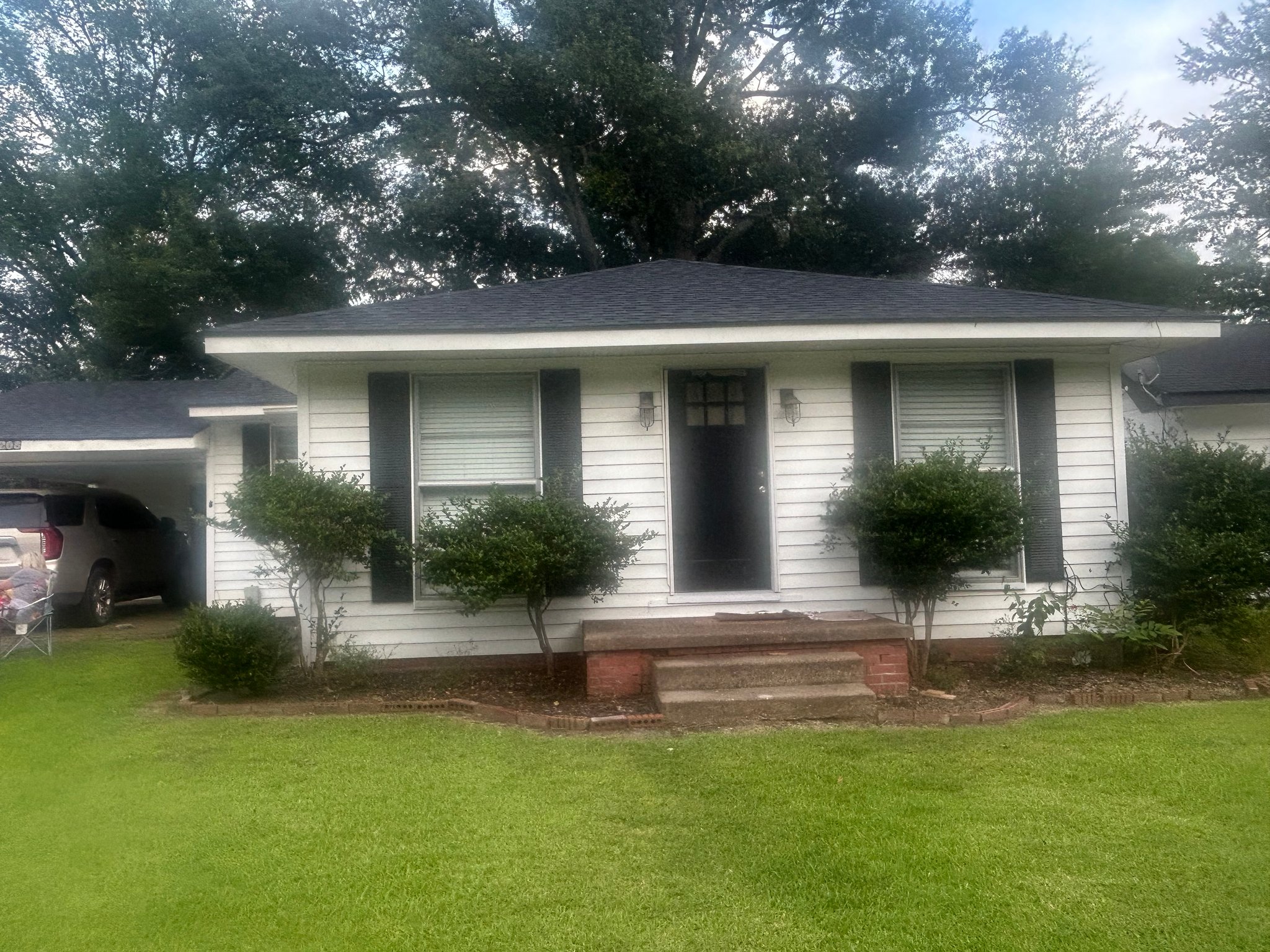 Sterlington House: 208 Frances Avenue