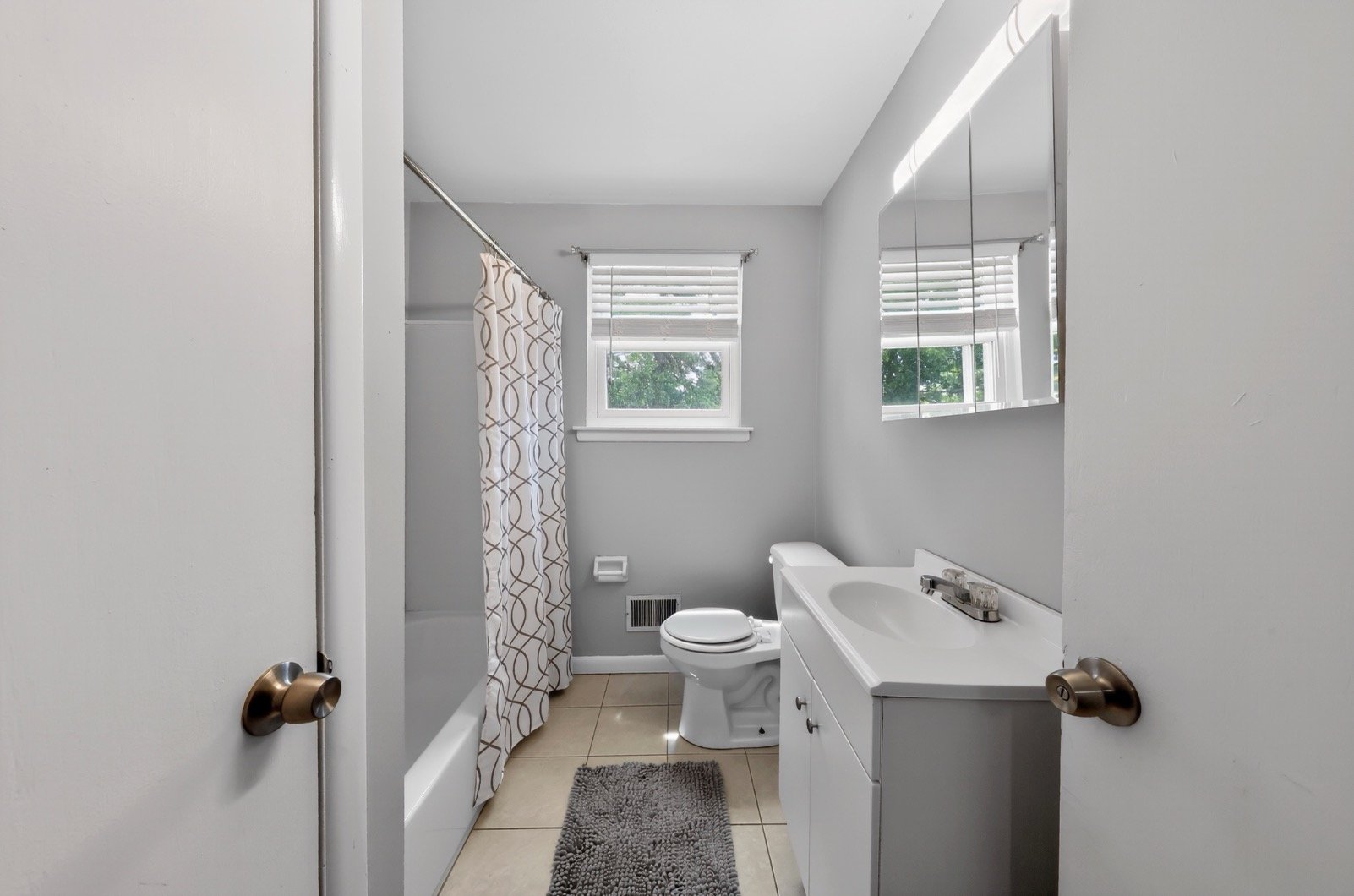 Newark House: 31 N Skyward Drive