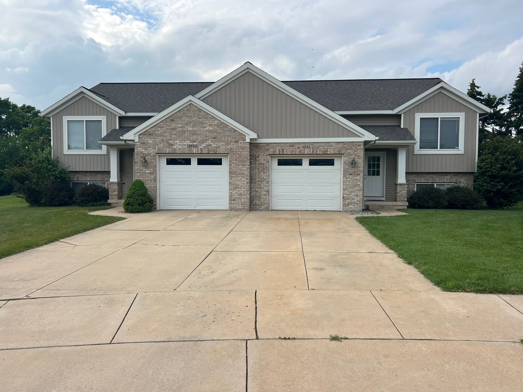 Hudsonville Multiplex: 4693-4695 N Shooks Ct