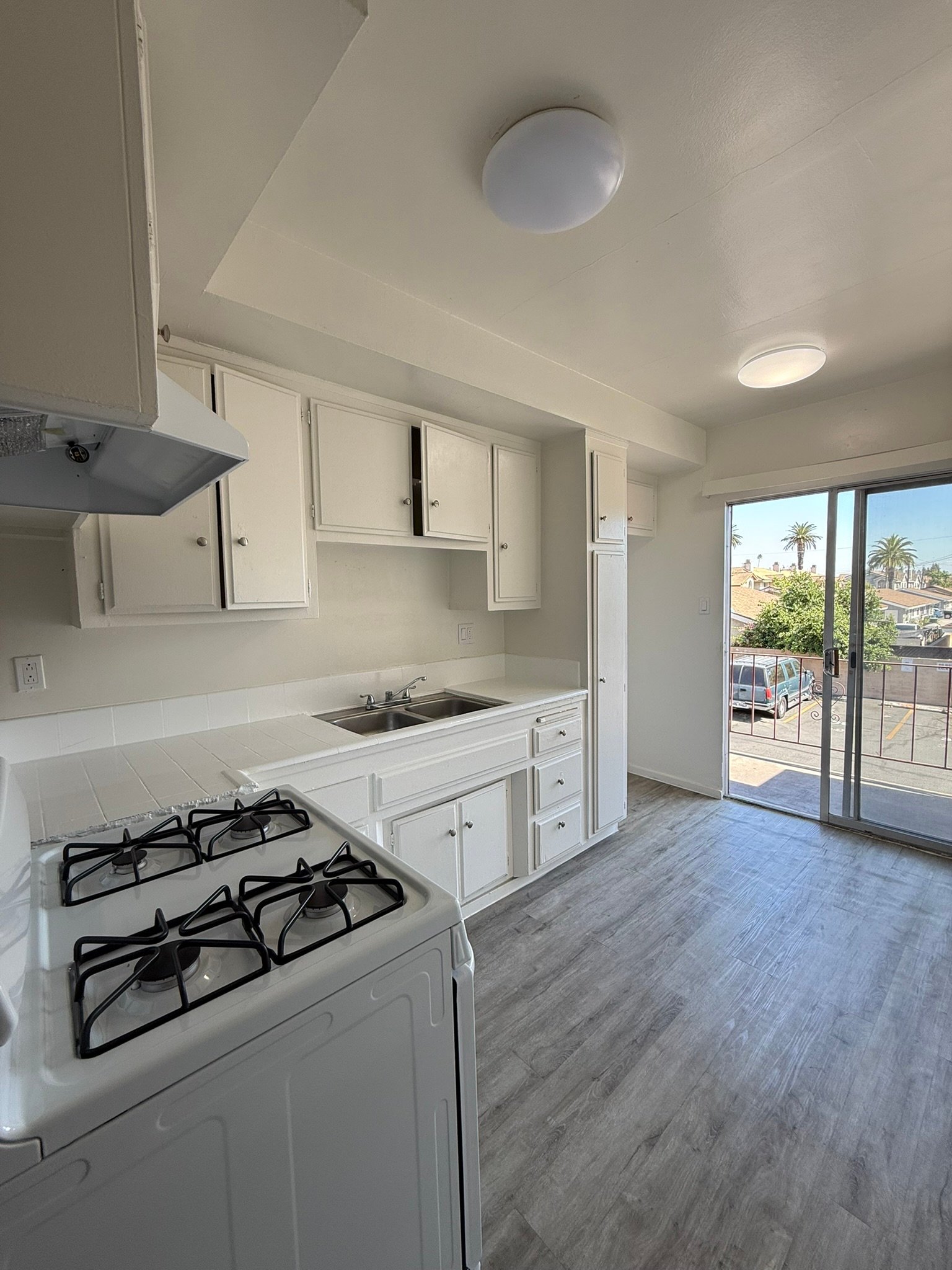 Paramount Apartment: 14026 Paramount Blvd