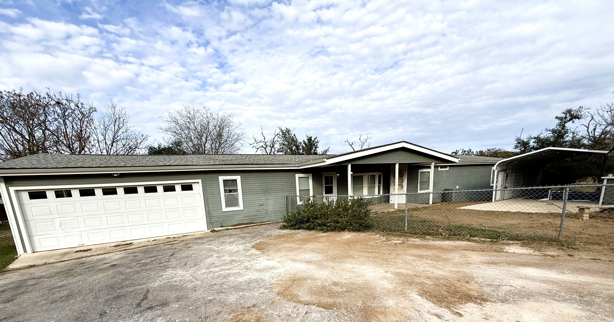 Lakehills House: 212 Thornton Lane