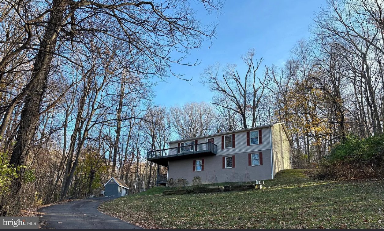 Front Royal House: 440 Bluebird Way