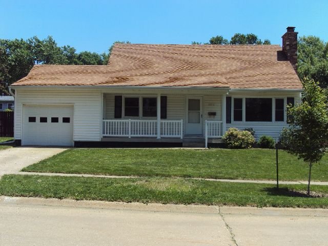 IOWA CITY House: 1112 CARVER ST