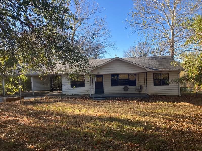 Hackett House: 513 Hwy 10 NE