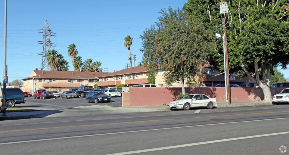 Northridge Apartment: 8651/8661 Wilbur Avenue