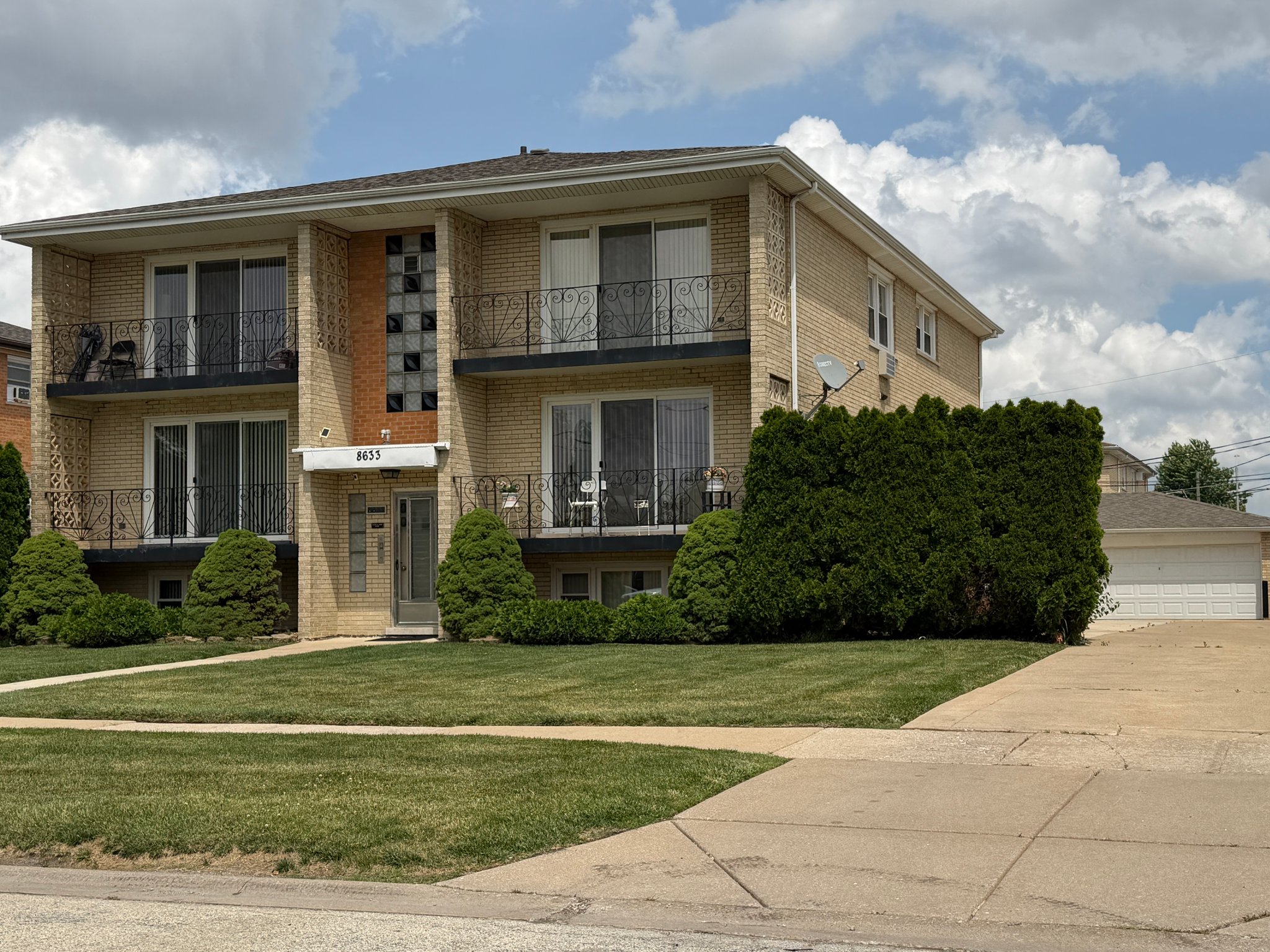 Burbank Apartment: 8633 Leamington Ave