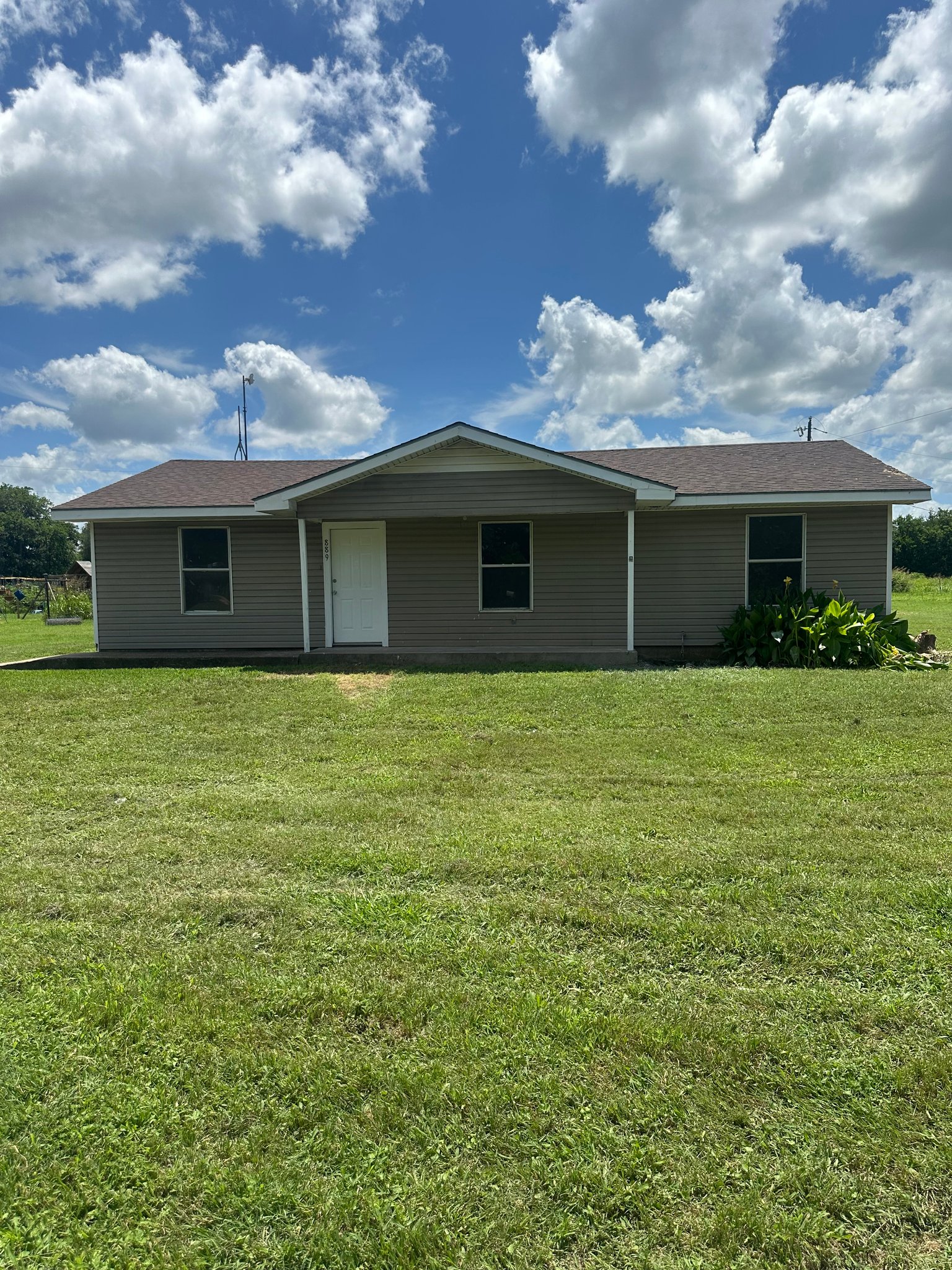 WACO House: 889 PETIT RD