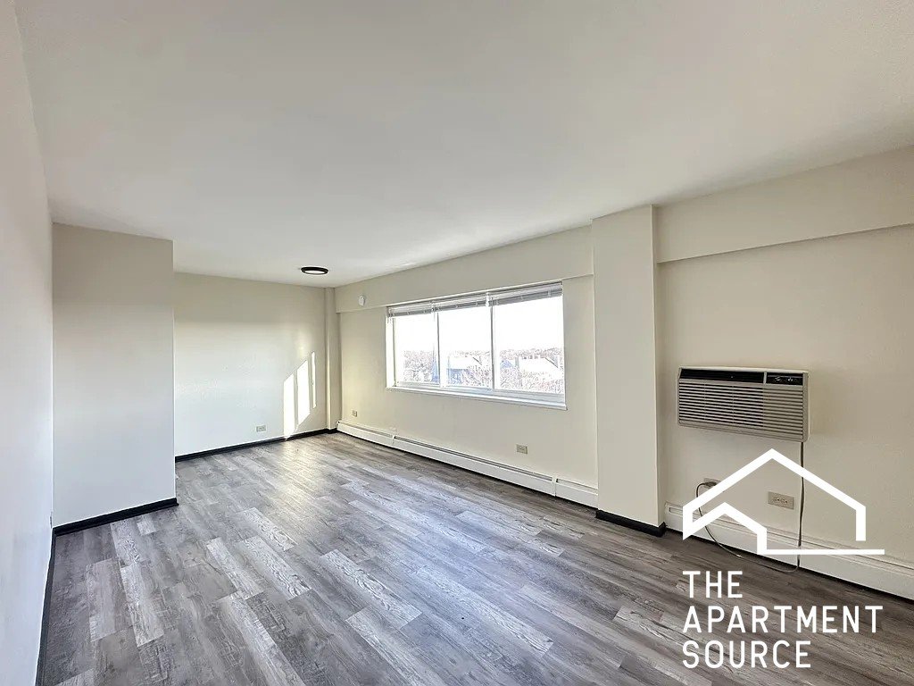 Evantson Apartment: 1400 Chicago Ave