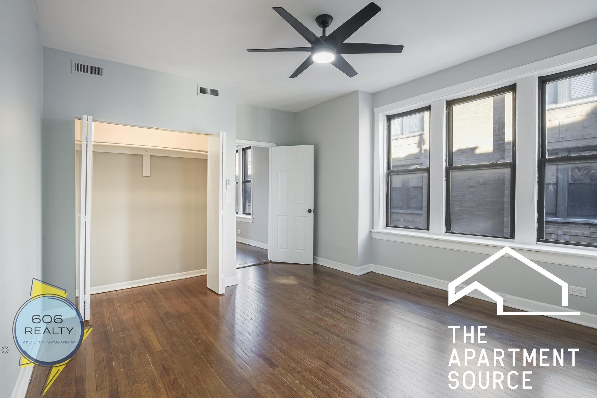 Chicago Apartment: 1025 E Hyde Park. #2s