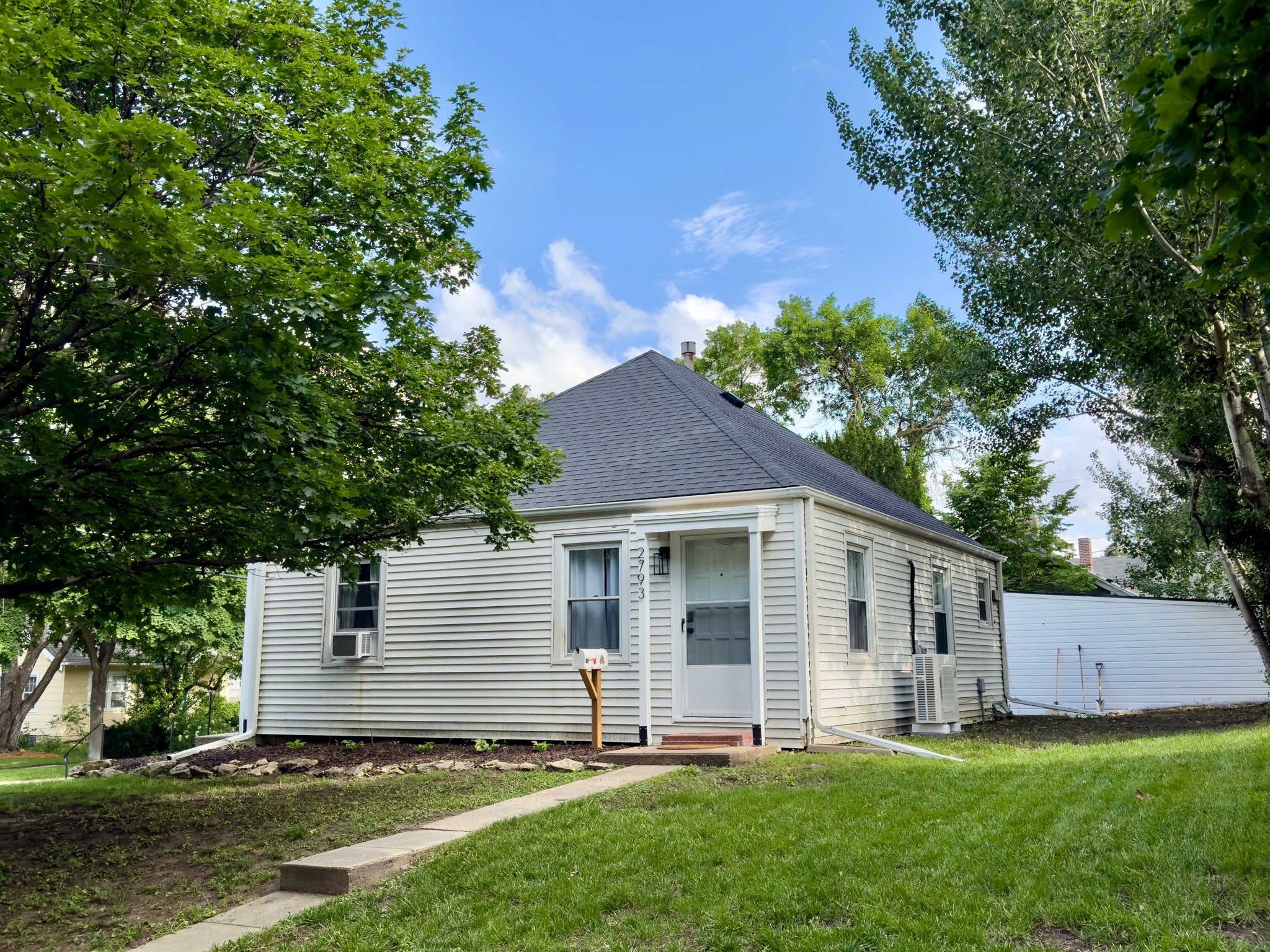 Lincoln Apartment: 2793 Franklin St