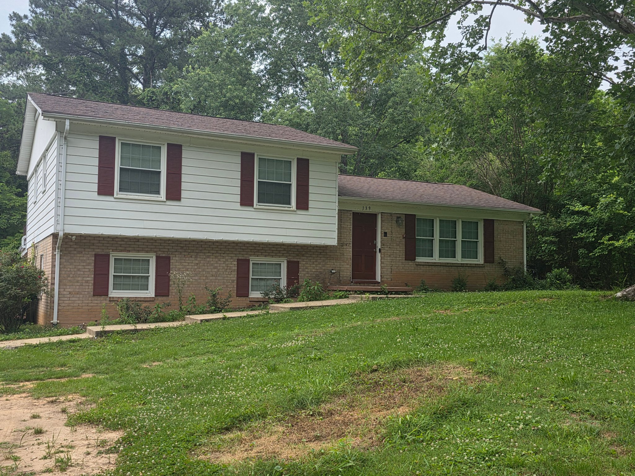 Brookneal House: 139 Old Main St
