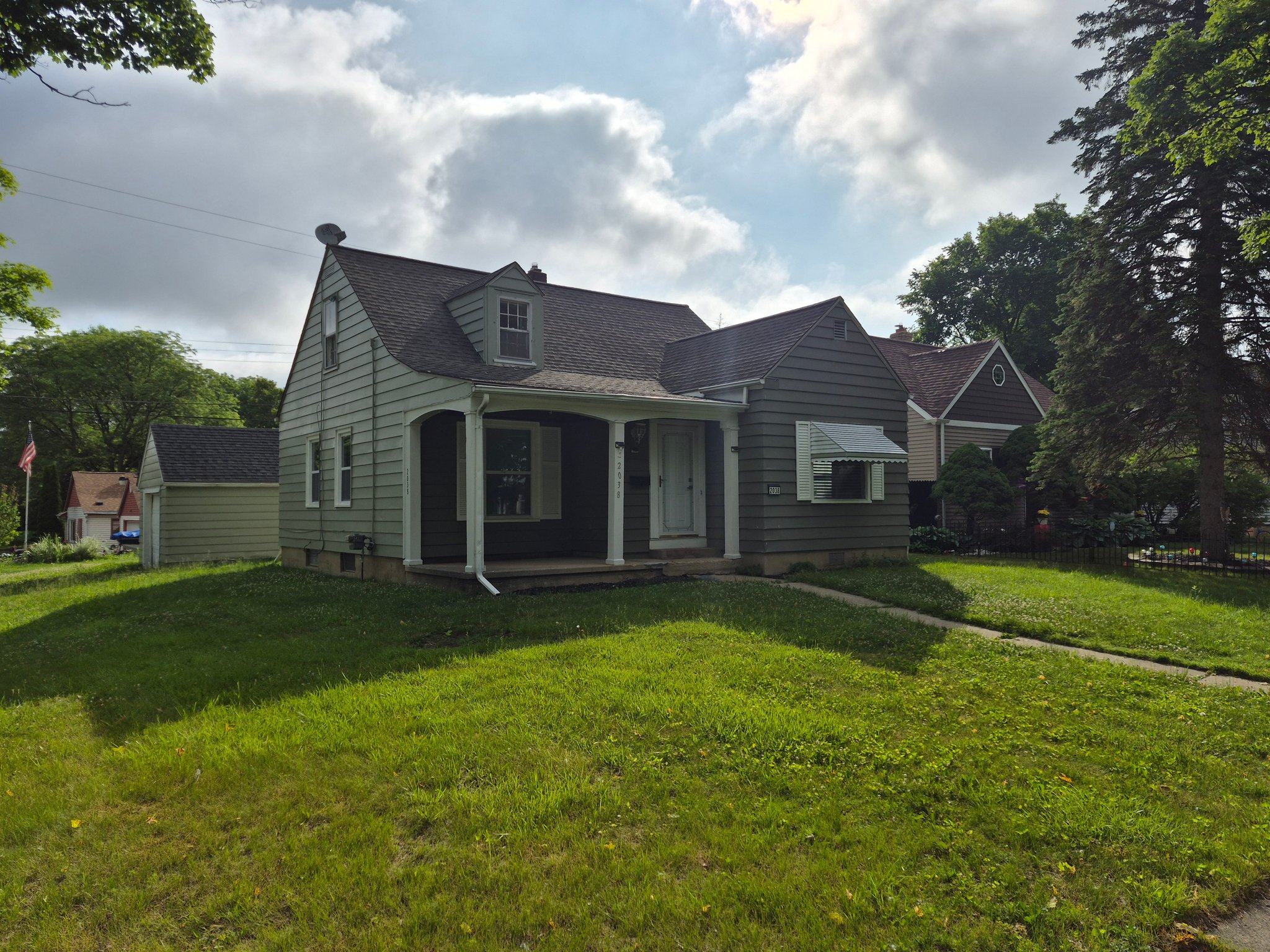 Flint House: 2038 Copeman Blvd