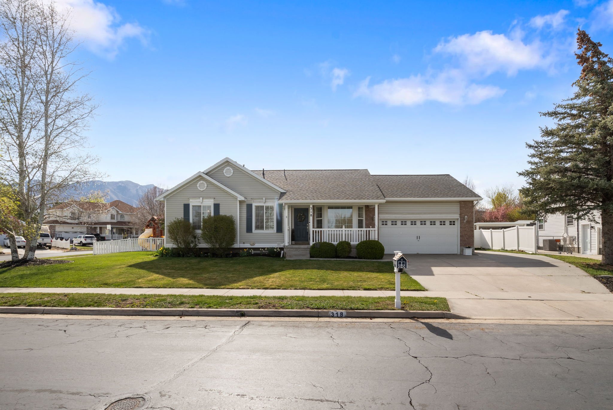 Stansbury Park House: 318 Spyglass Dr