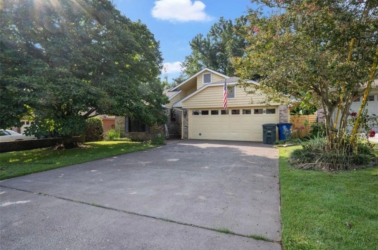Daphne House: 134 Lake Shore Dr