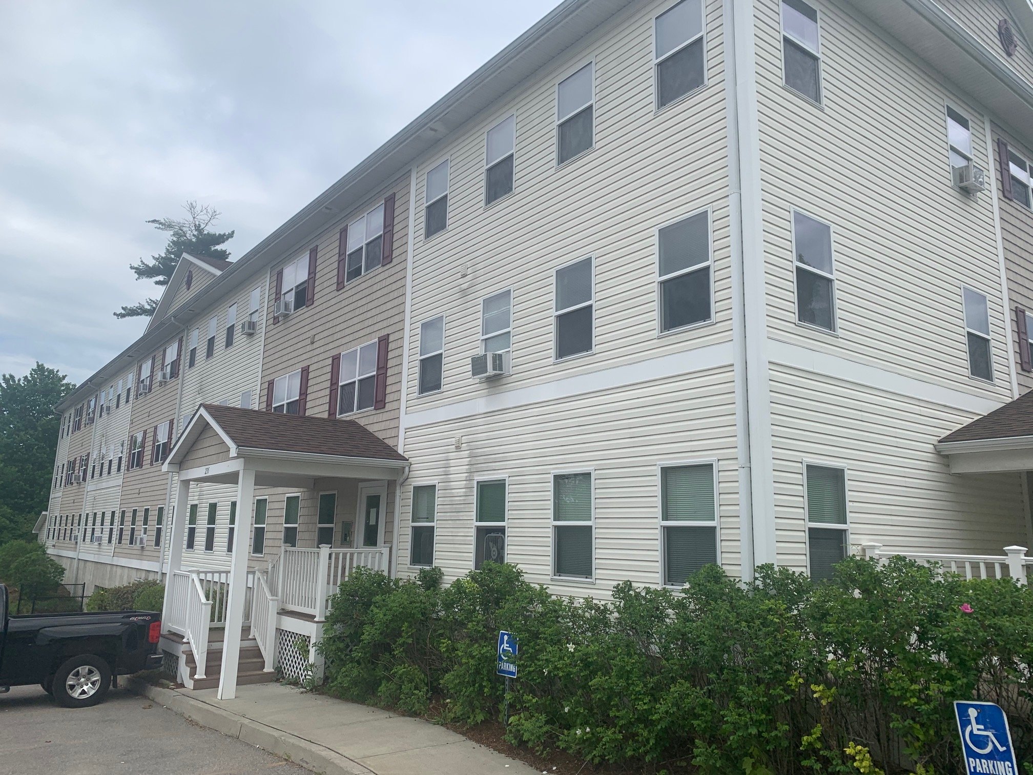 Essex Junction Apartment: 235 Pearl St