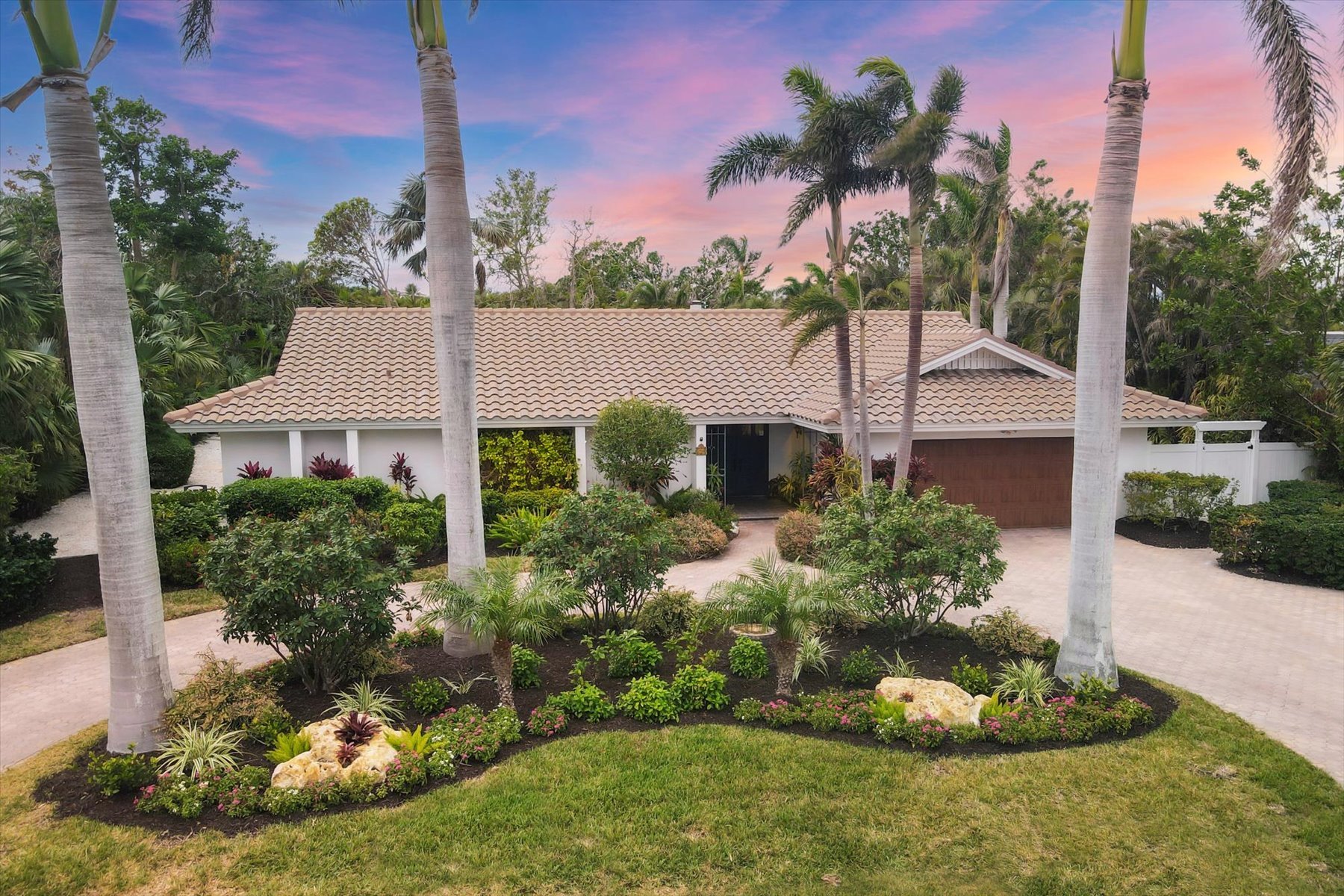 Sarasota House: 250 Robin Dr