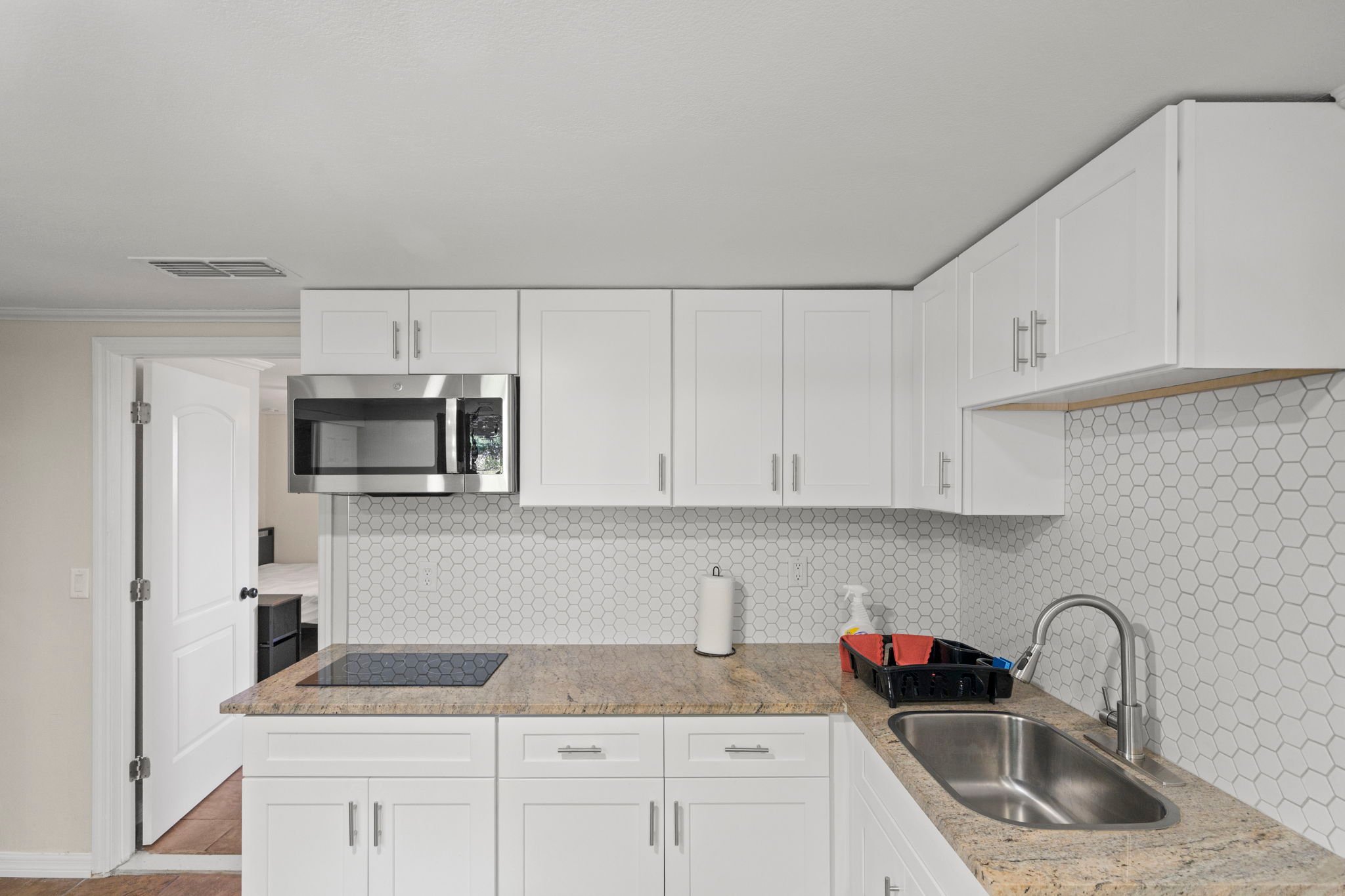 Tampa Single Room: 8823 W Robson St
