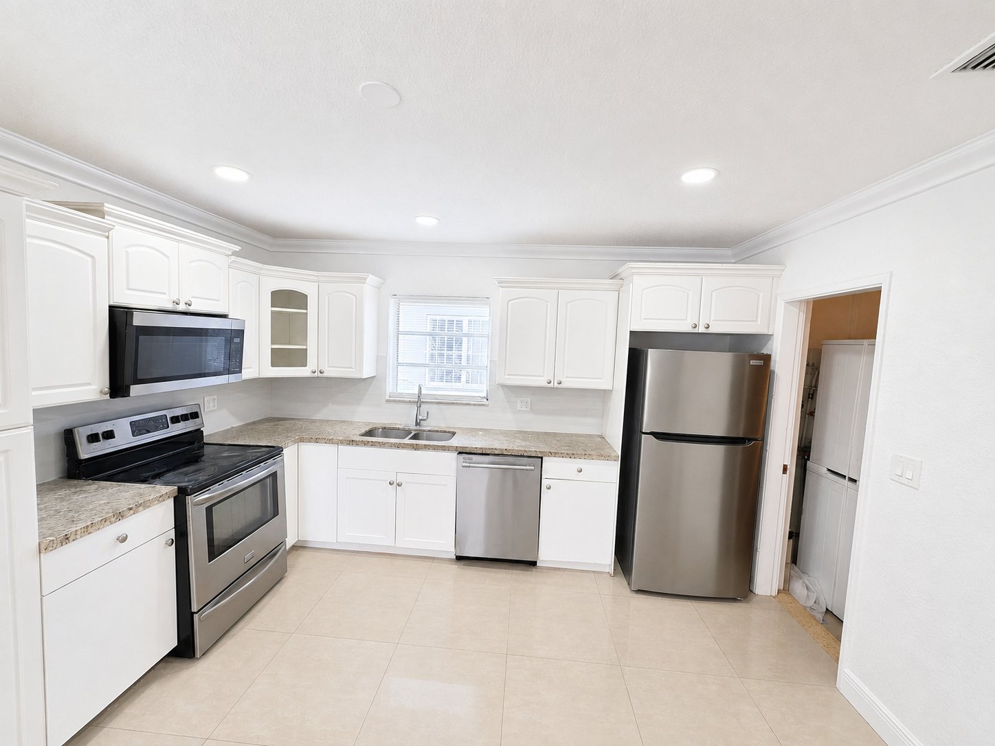 hollywood House: 1306 s 29 av
