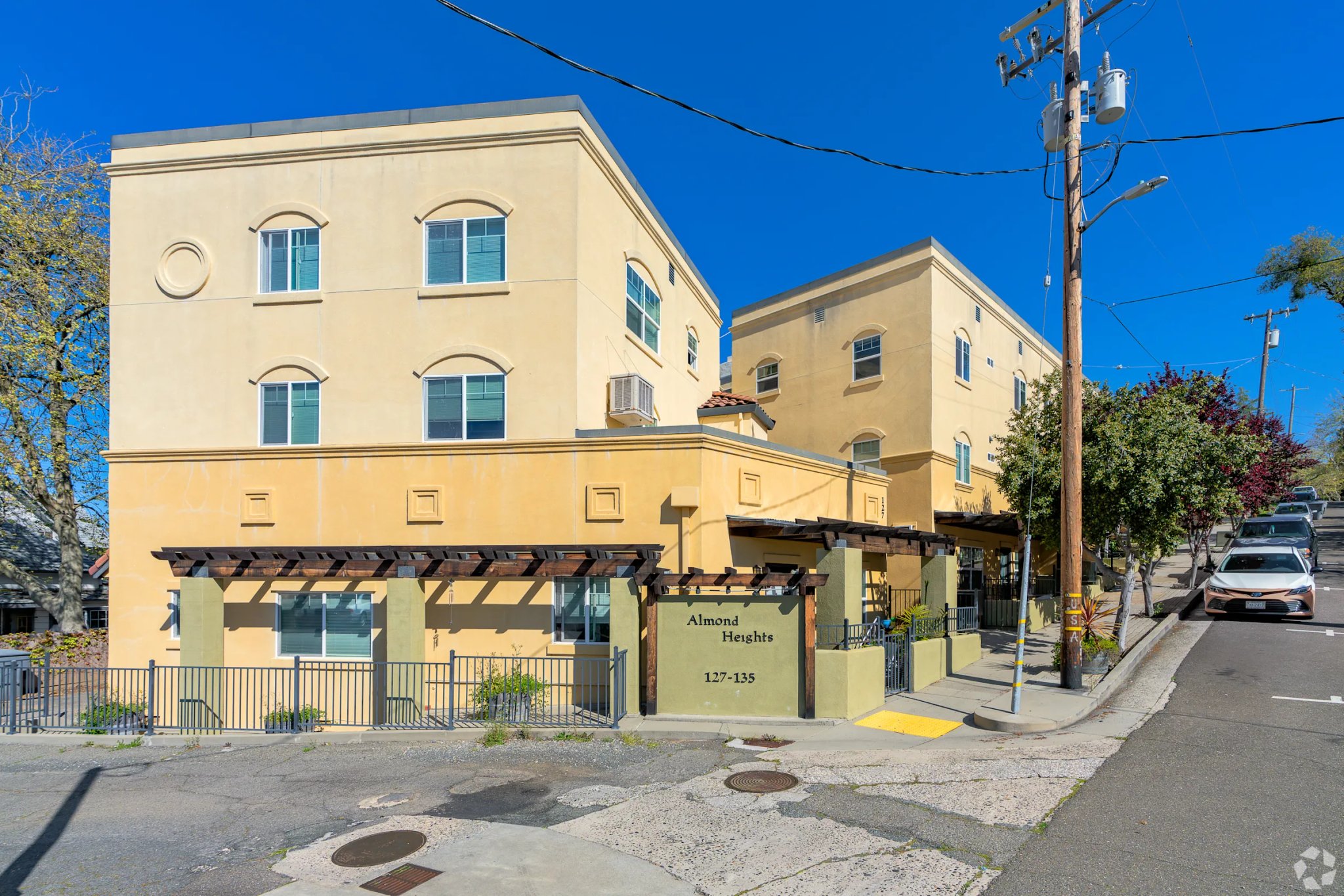Auburn Single Room: 127-135 Almond St