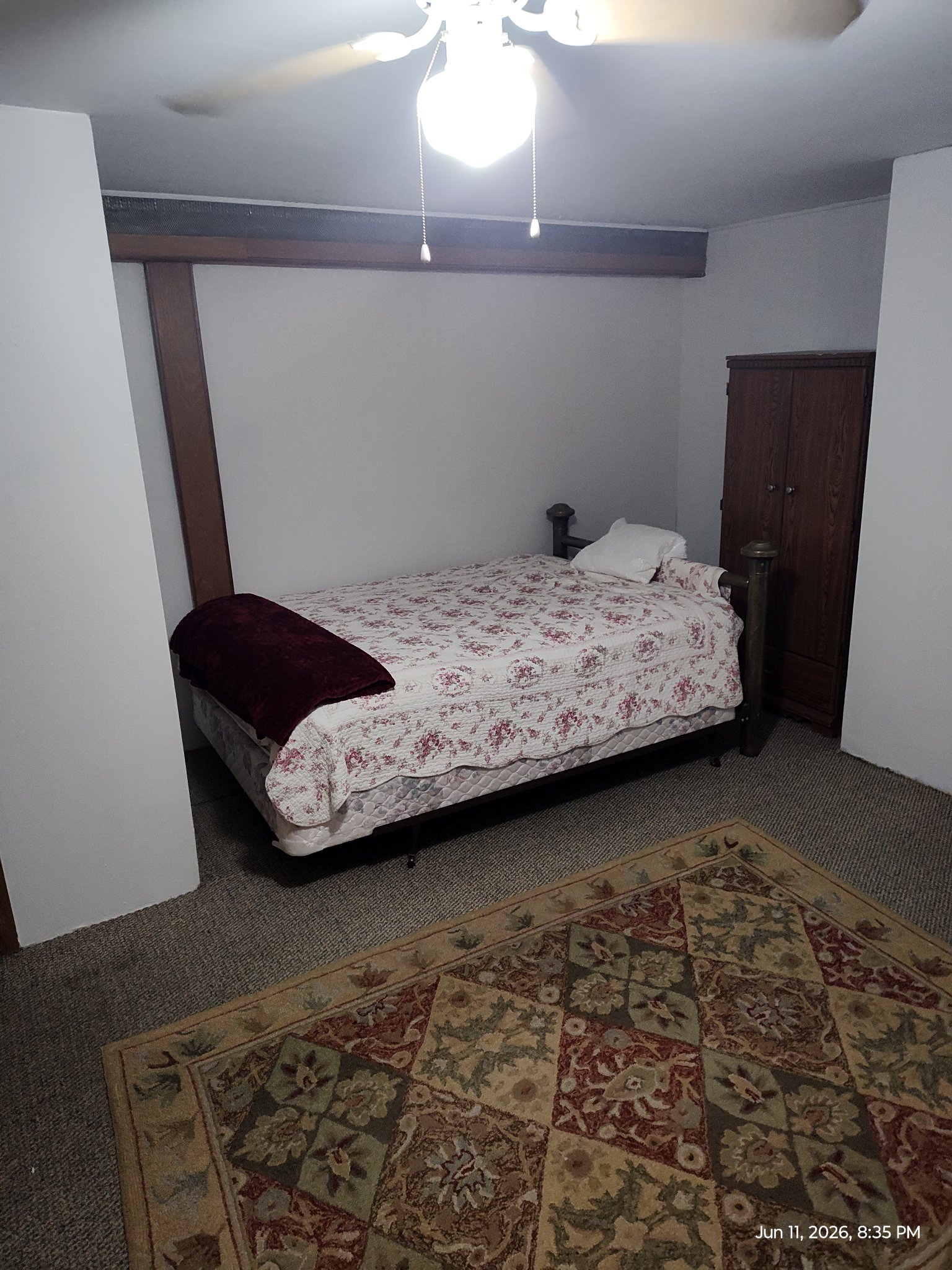 Niles Single Room: 8012 N Oriole Ave