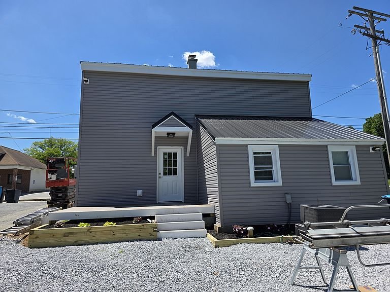 Stewartstown House: 29 S Main St