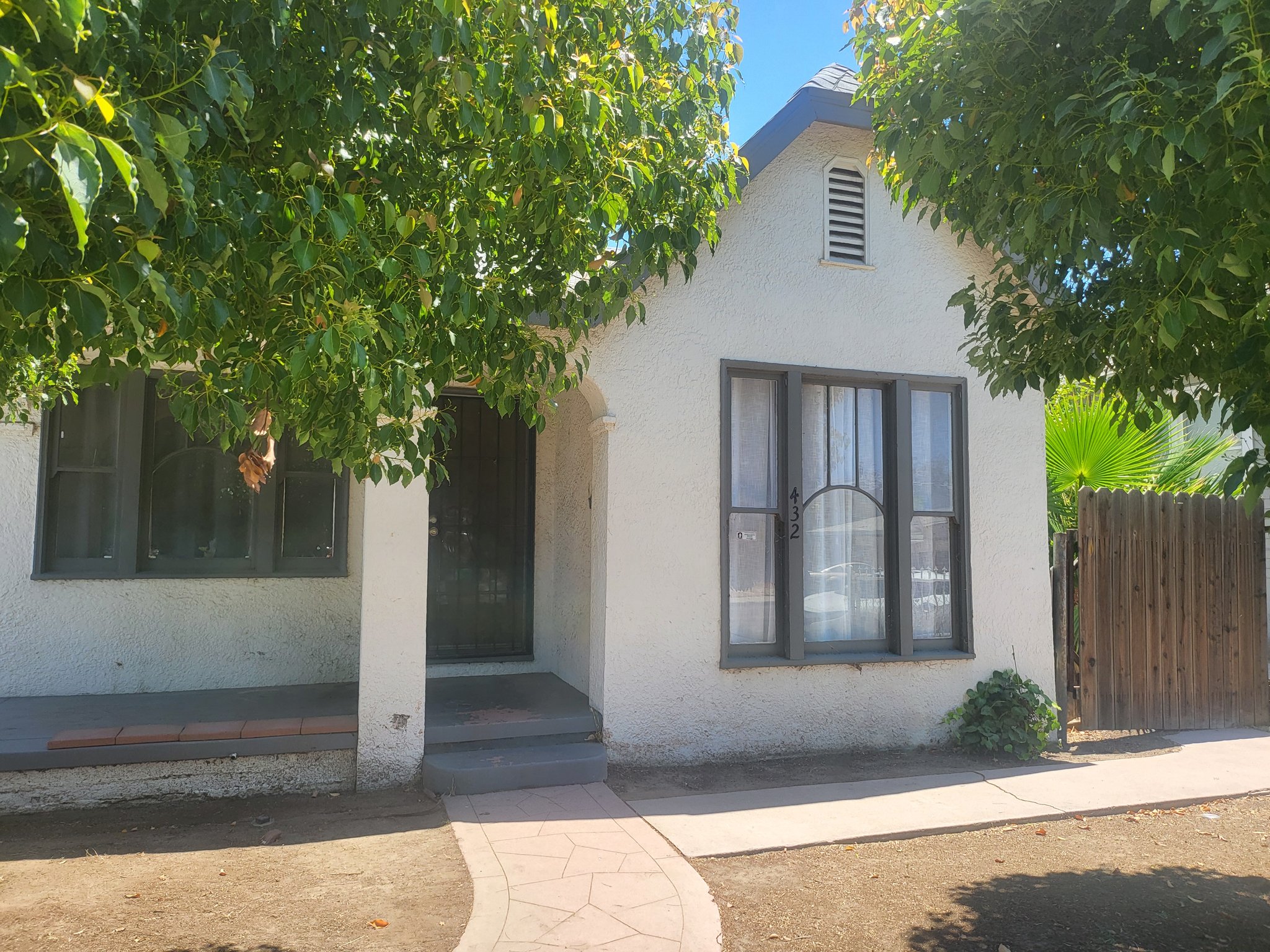 Visalia House: 432 S. Bridge St
