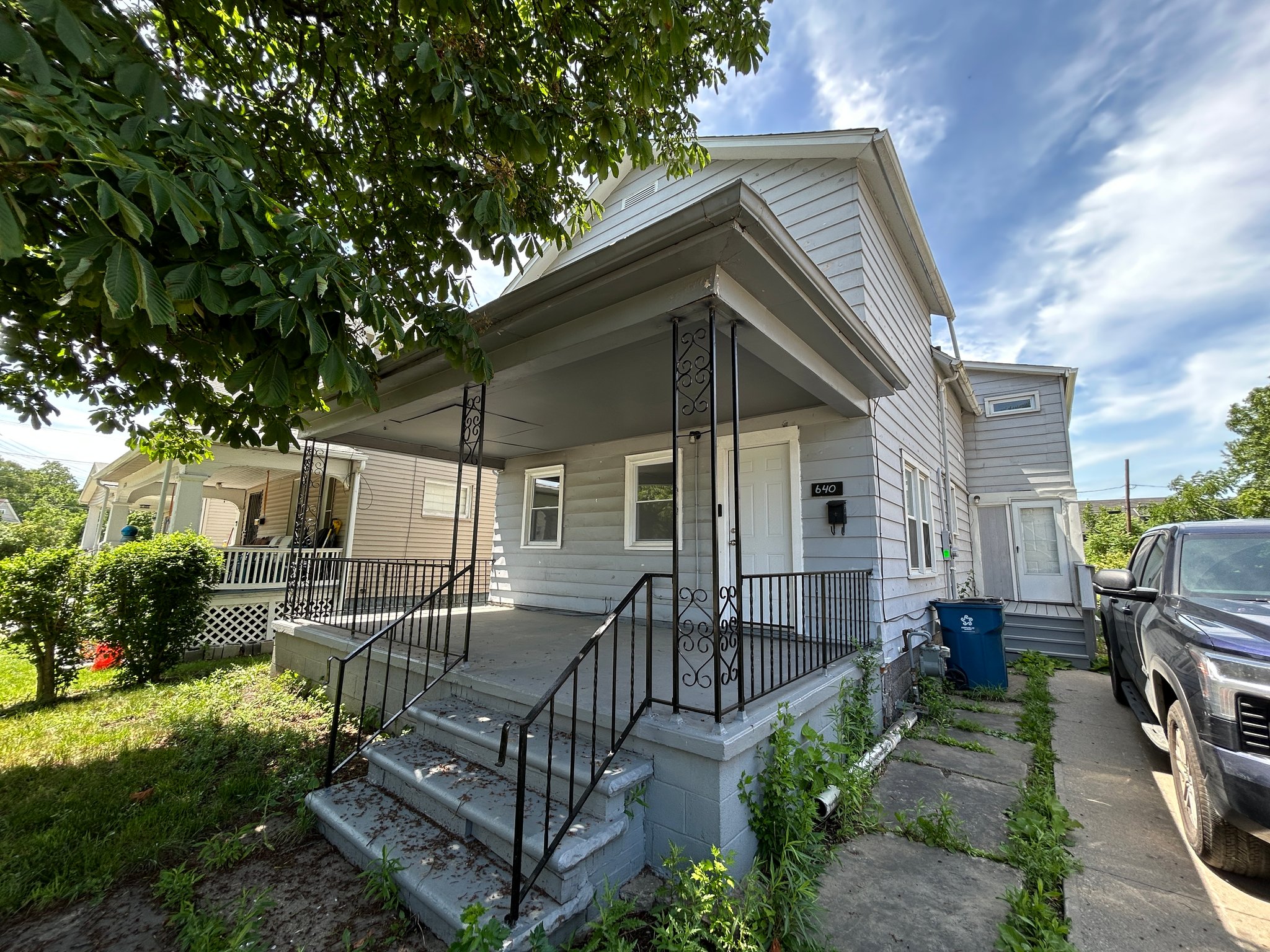 Lorain House: 640 W 13th St