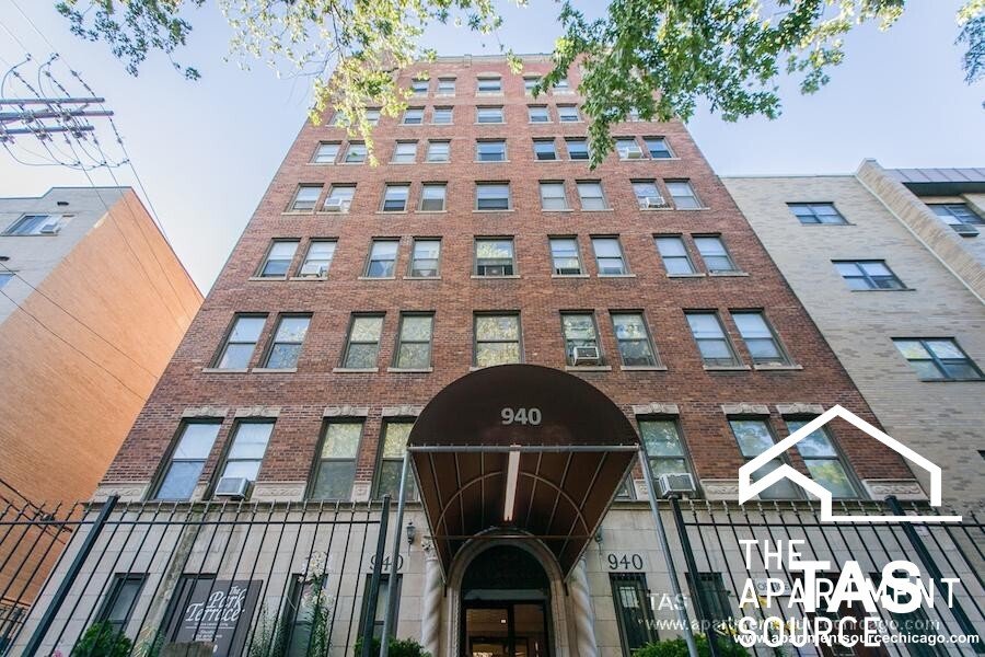 Chicago Apartment: 940 West Winona St.