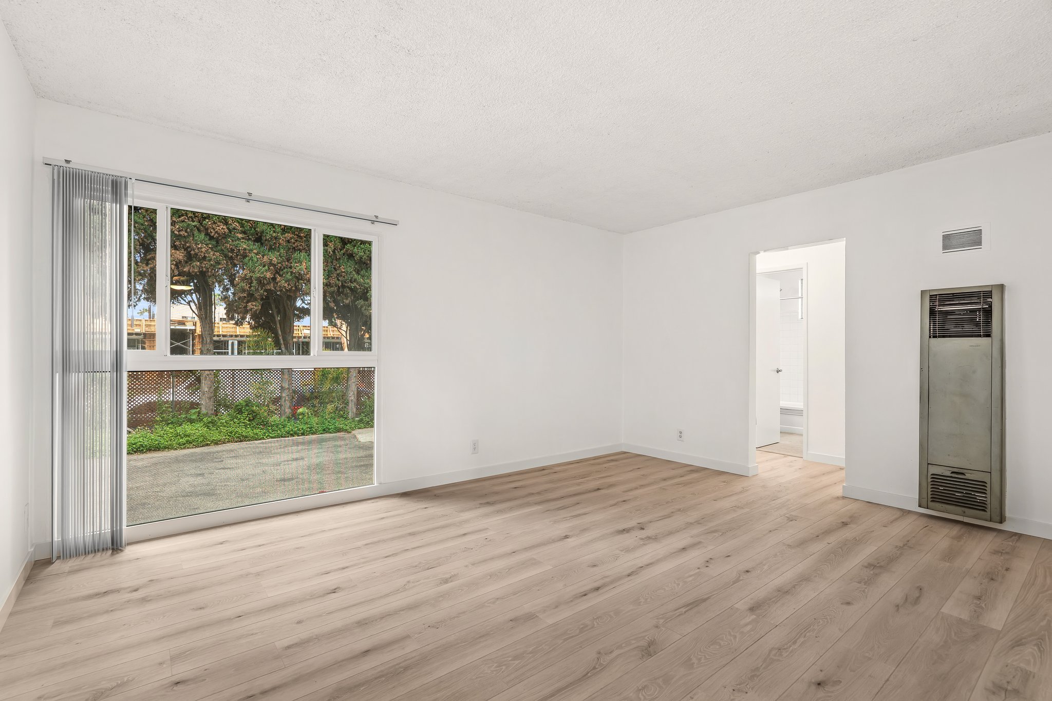 Los Angeles Apartment: 826 S Grand View St