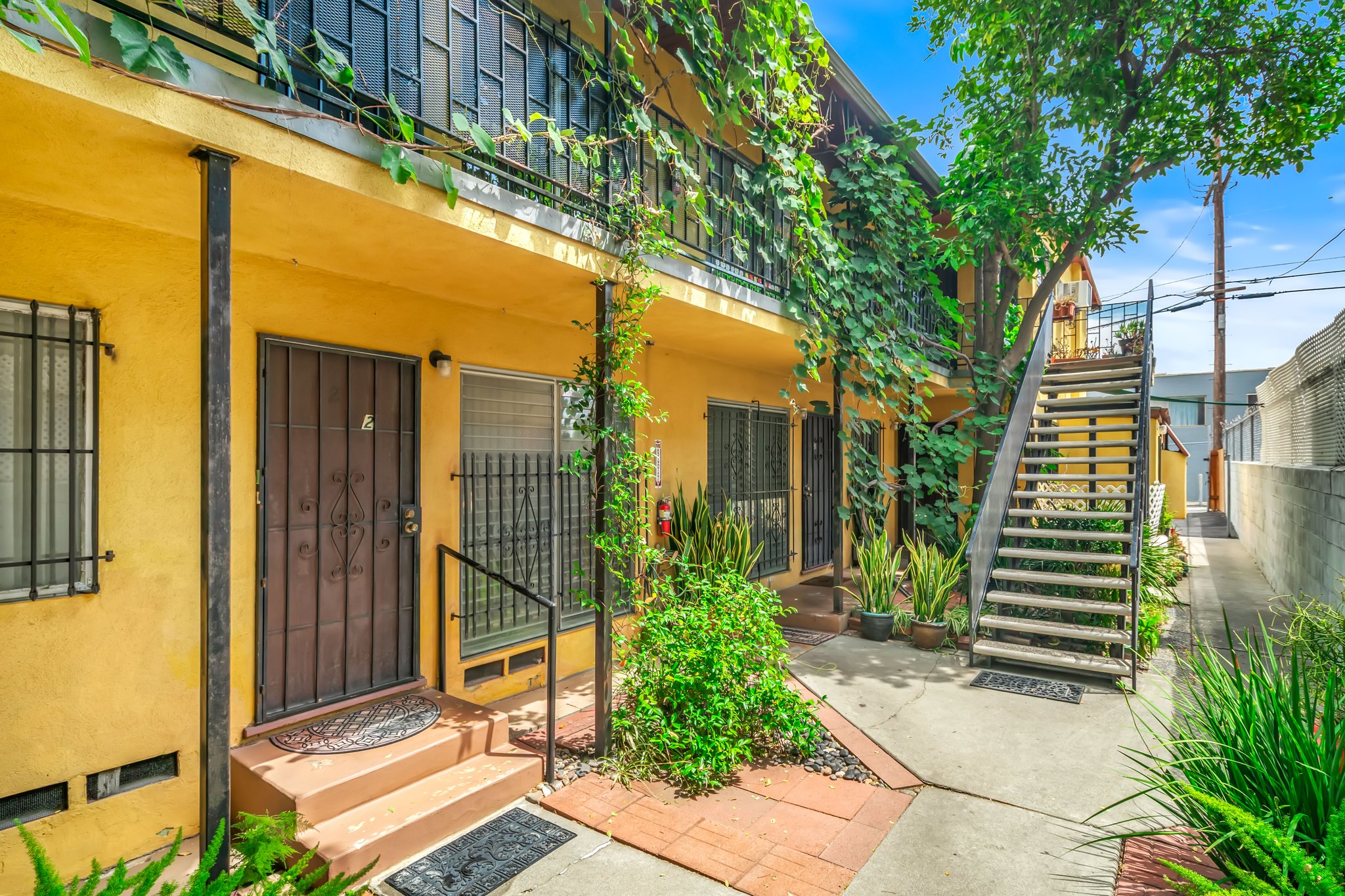 Los Angeles Apartment: 826 S Grand View St