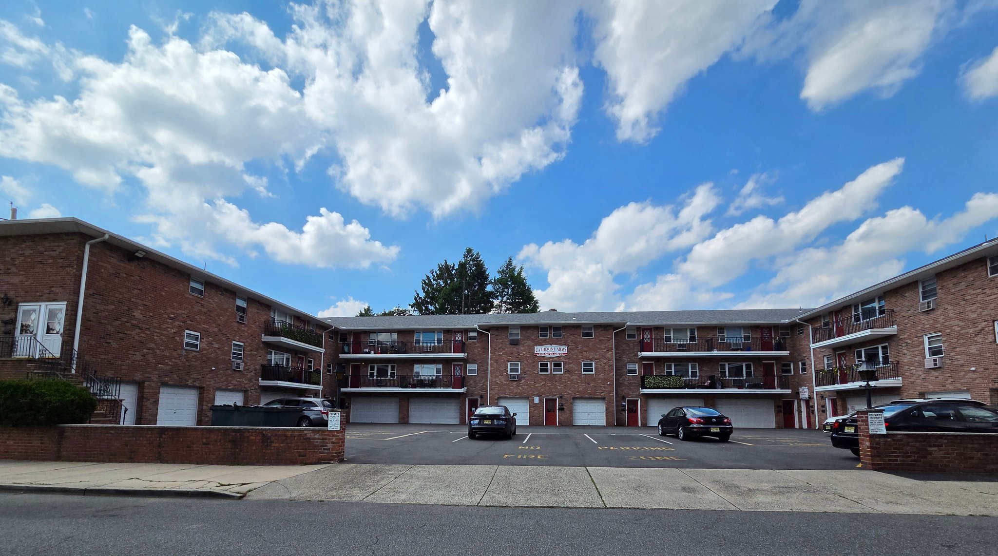 Garfield Apartment: 860 River Drive
