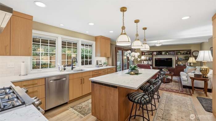 Renton House: 16404 142nd Pl SE