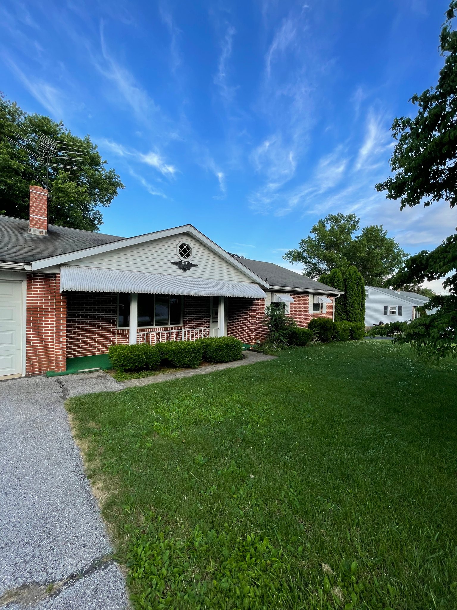 Shrewsbury House: 218 Cardinal Dr