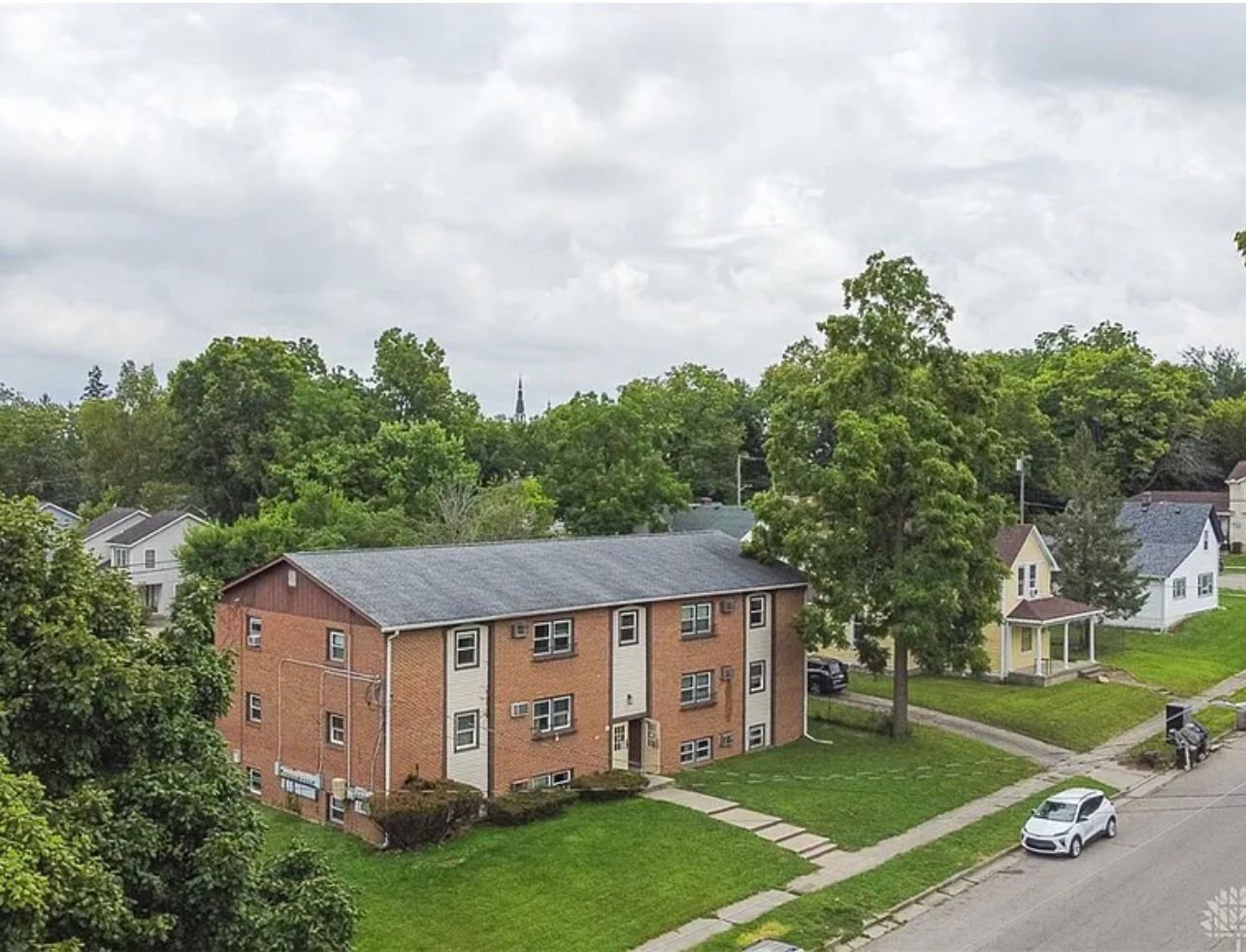 Oxford Apartment: 311 N College Ave