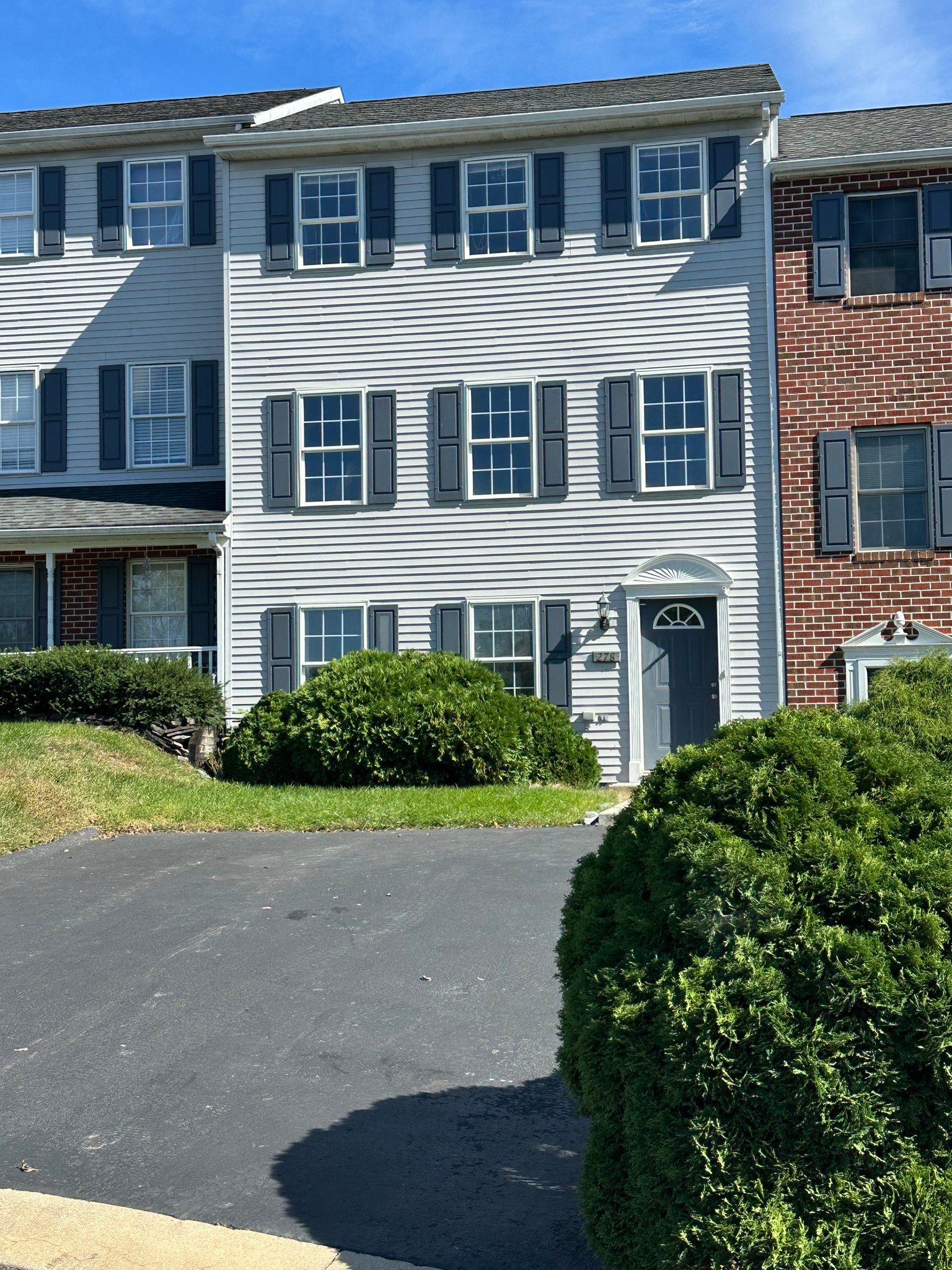 York Townhome: 278 Point Cir