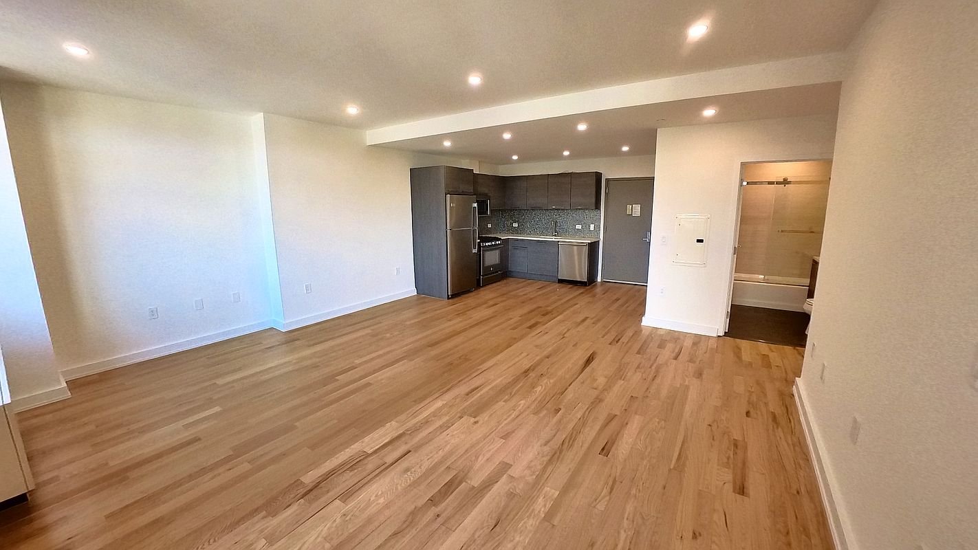 Astoria House: 11-15 Broadway APT 3Q