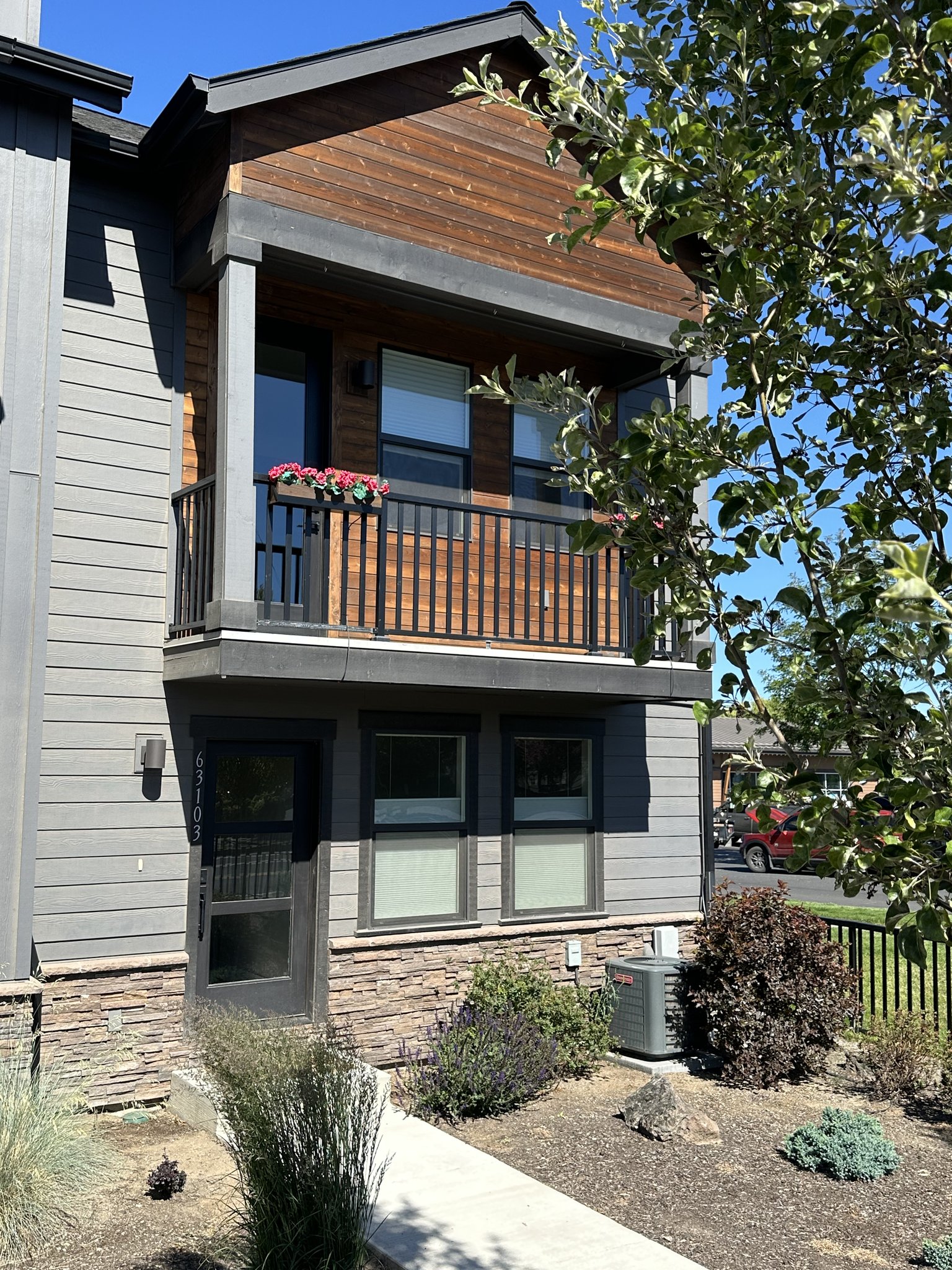 Bend Townhome: 63103 Boyd Acres Rd