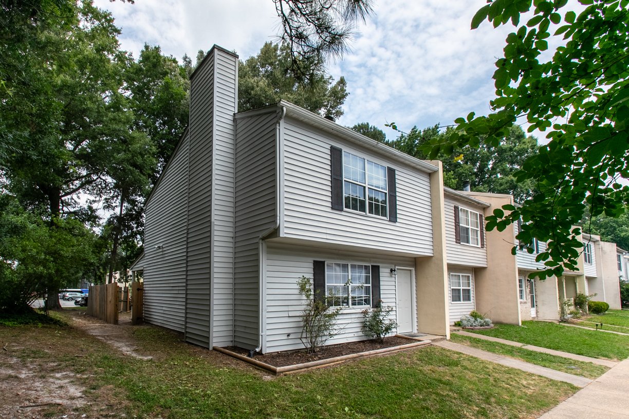 Newport News Townhome: 1 Oneonta Dr