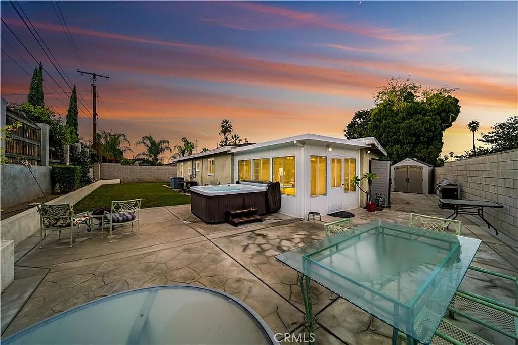 Riverside House: 8228 Oakhurst Pl