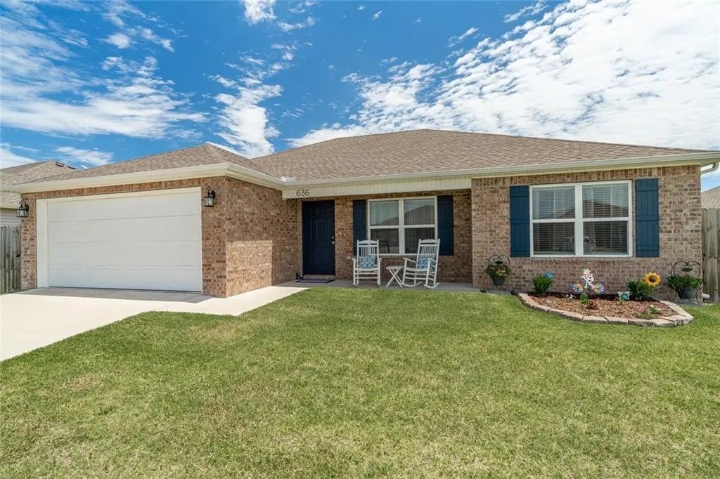Lowell House: 636 Woodcreek Loop