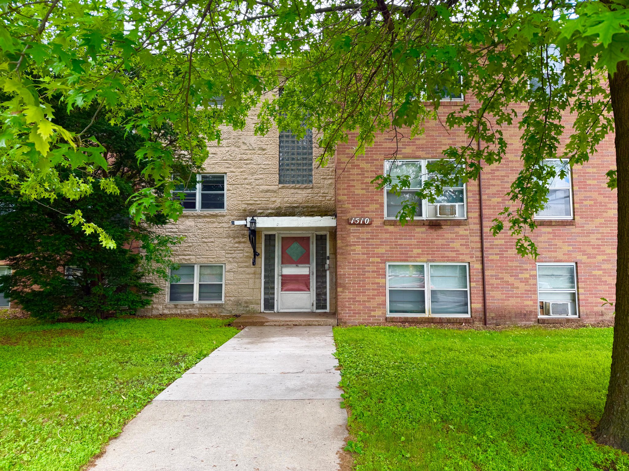 Saint Paul Apartment: 1510 Larpenteur Ave W