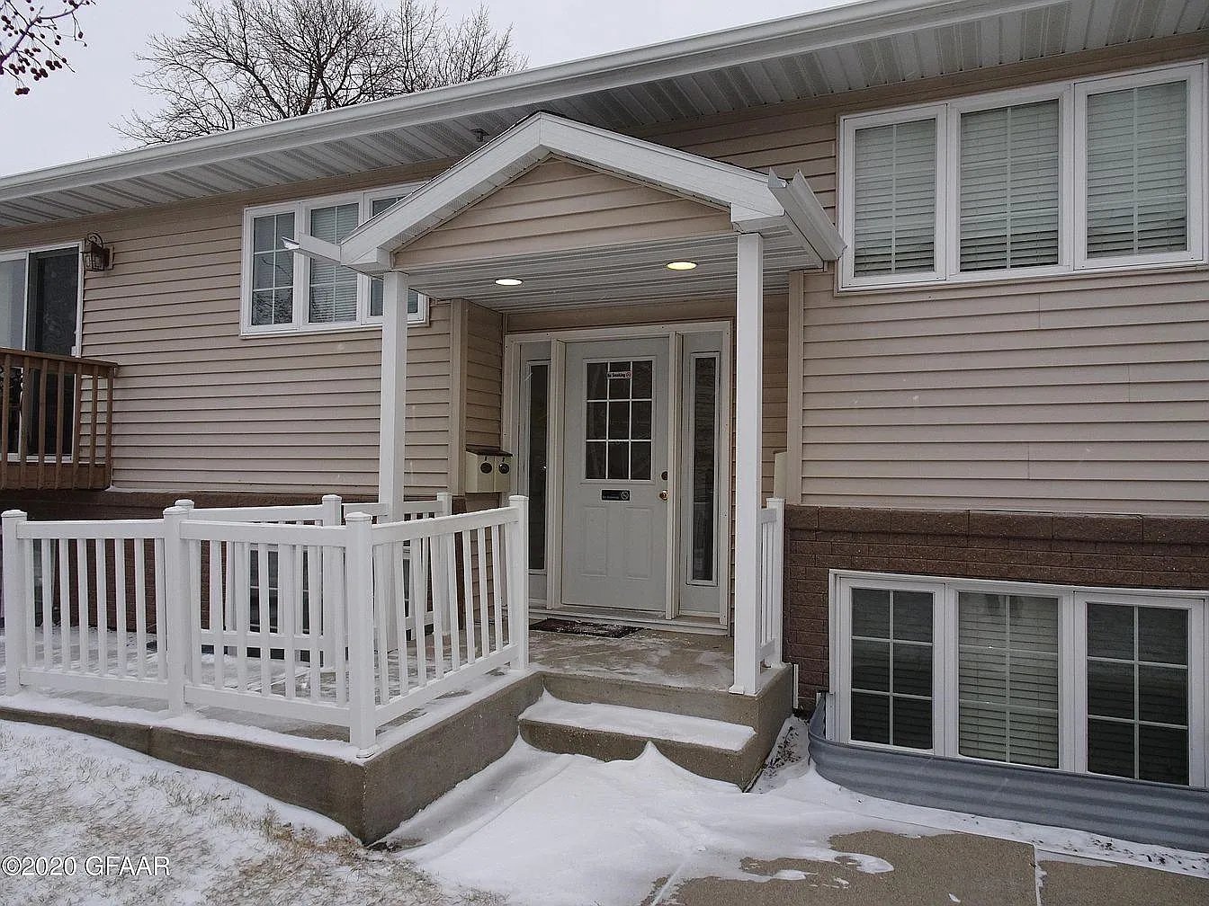 East Grand Forks Apartment: 930 2nd Ave NE